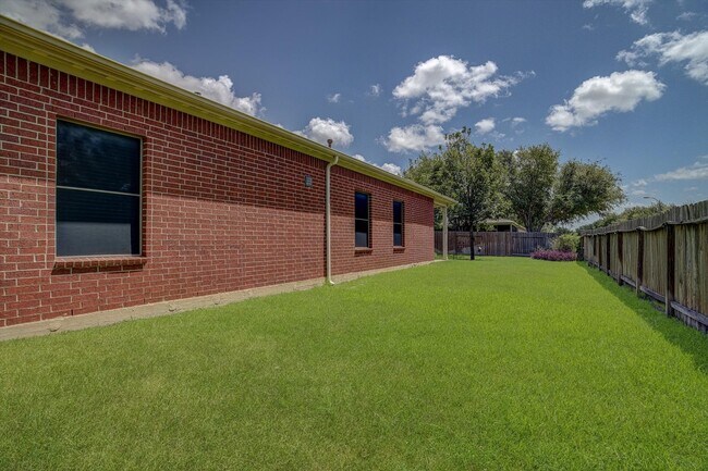 Building Photo - 623 W Newport Bend