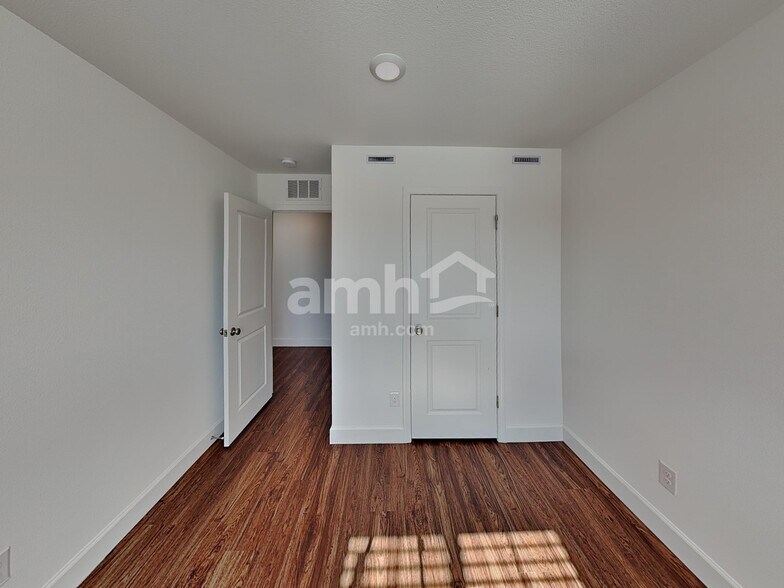 Building Photo - 10132 W Oleta Ave