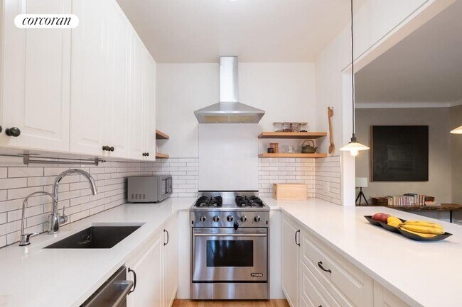 Primary Photo - 221 E 18th St