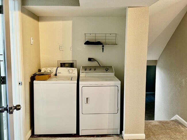 Building Photo - AVAILABLE NOW! Charming 3-Bedroom Retreat ...