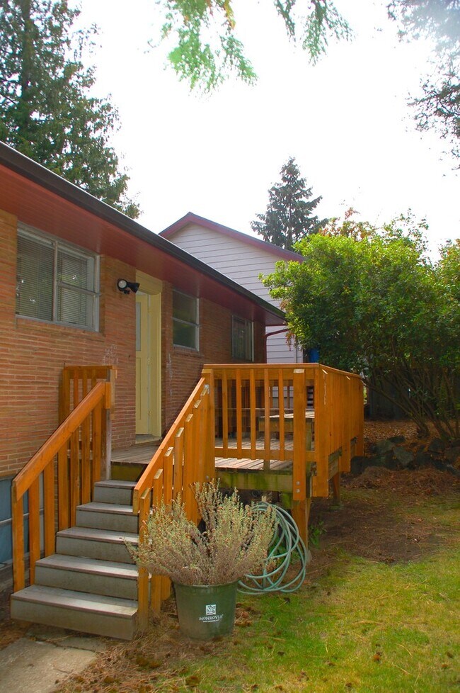 Building Photo - Meadowbrook Home