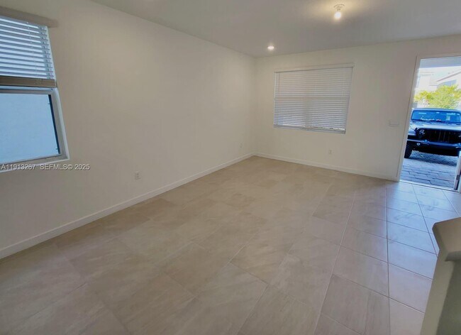 Building Photo - 1683 SE 7th Ln