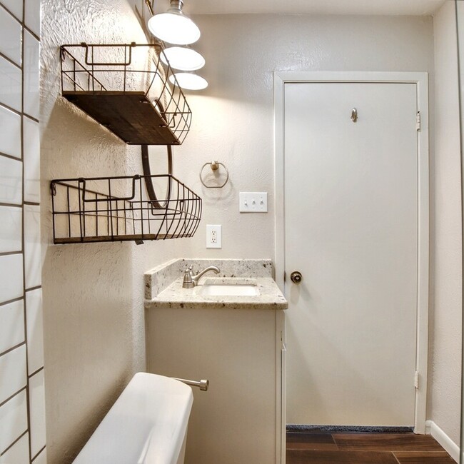 Building Photo - 1313 Monaco Dr
