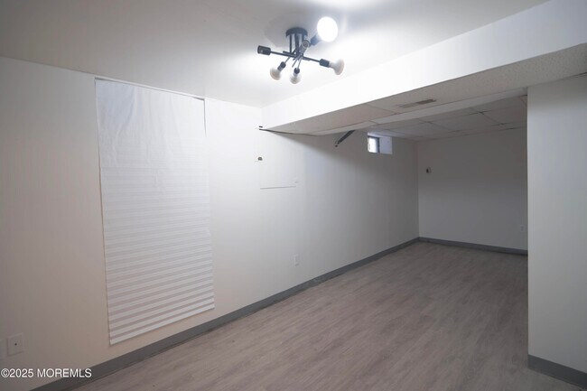 Building Photo - 585 Shady Ln