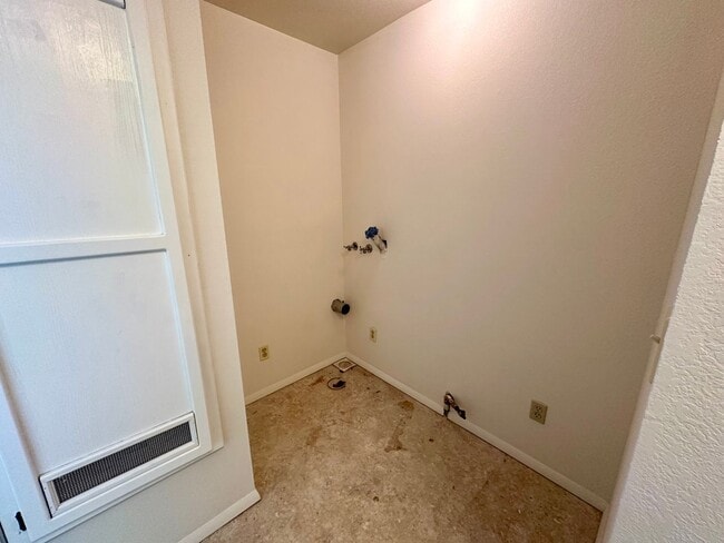Building Photo - 2 Bedroom 2 Bathroom 2 Story House Walking...