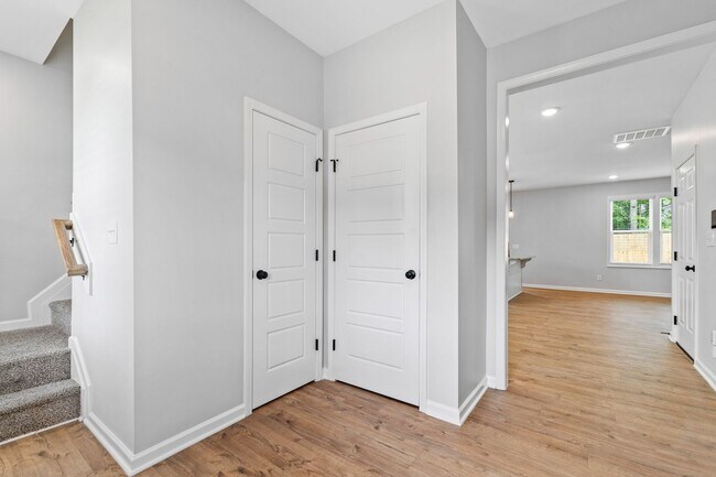Building Photo - Nearly New 3 Bedroom home minutes to downt...