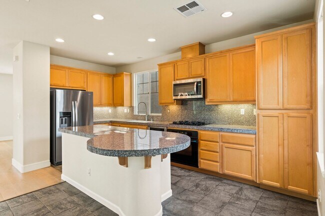 Building Photo - VERSATILE LUXURY LIVING IN RIVERMARK CORNE...