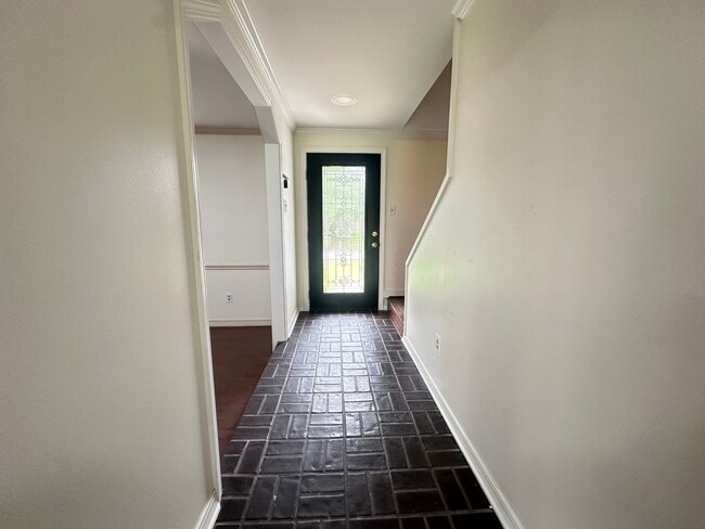 Building Photo - UPDATED IN TOWN SOUTH-LARGE 4/3 BRICK HOME-VERY NICE