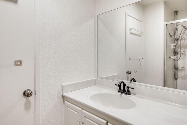 Building Photo - 48728 Desert Flower Dr