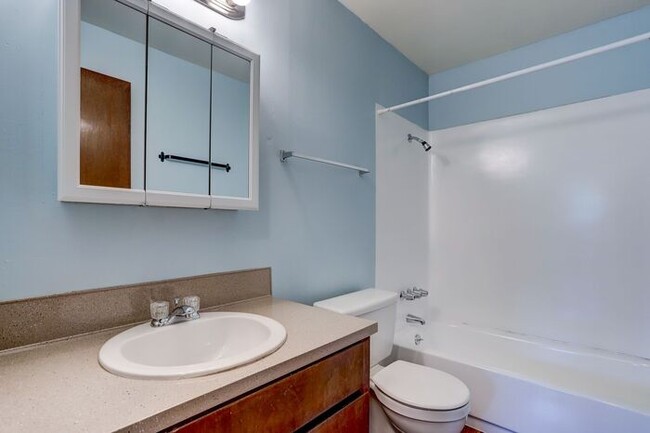 Building Photo - Washer/Dryer in unit! 2 bedroom 1 bath. Pe...