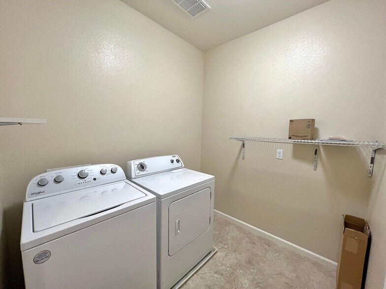 Building Photo - 1335 Hadley Dr