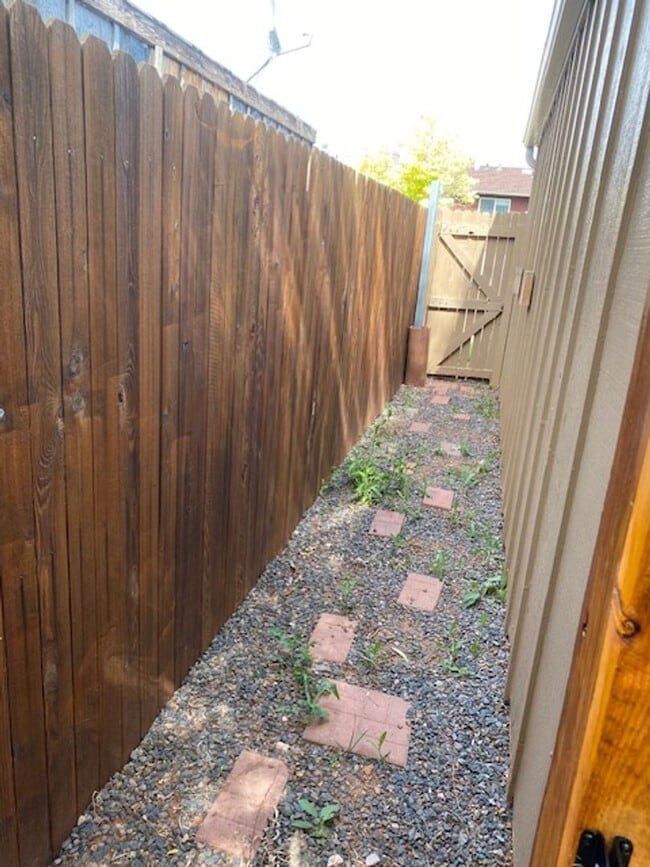 Building Photo - 2 bedroom, 1.5 bath Townhome  $1600/month