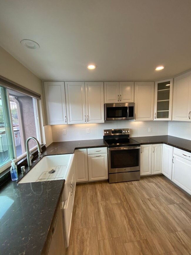 Building Photo - Beautiful 3 bed, 2 bath Townhome close to USD and Mission Valley!