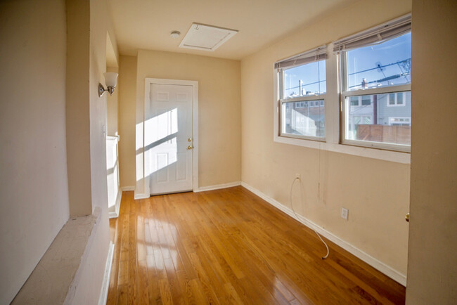 Building Photo - Spacious Kingman Park Apartment! One Bed P...