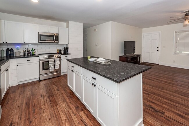 Building Photo - 3 Bedroom 2 Bath Home in West Ashley Plant...