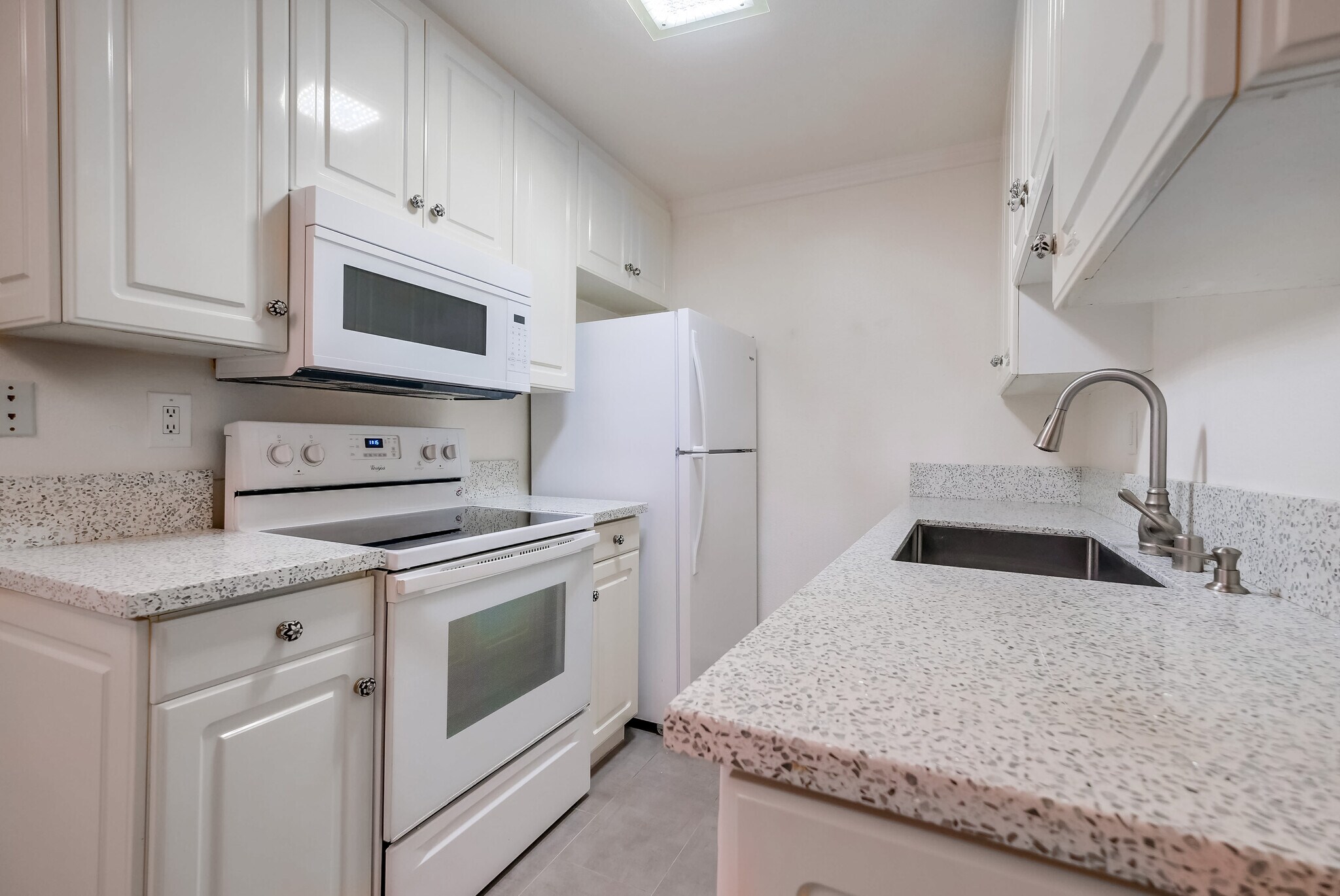 Building Photo - 2308 Schader Dr