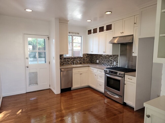 Building Photo - Charming Single Family Home with Spacious ...