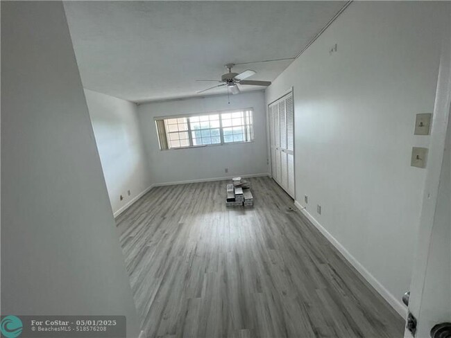 Building Photo - 2901 S Palm Aire Dr