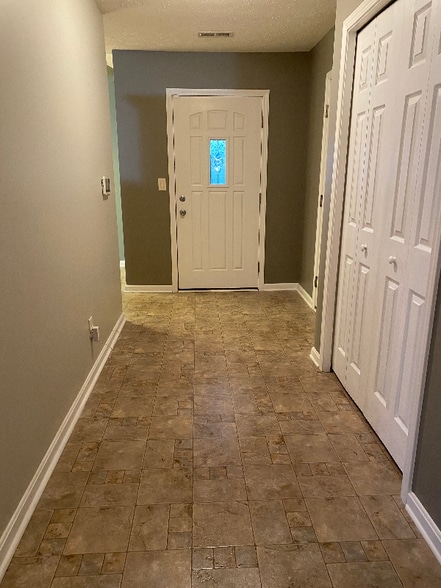 Building Photo - 2709 Crownpoint Dr