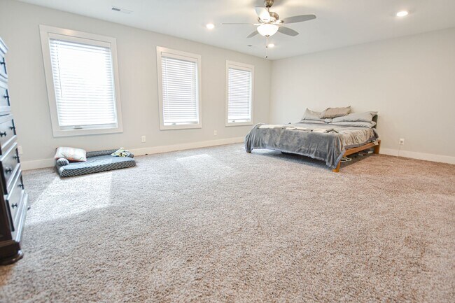 Building Photo - Modern Three Bedroom!
