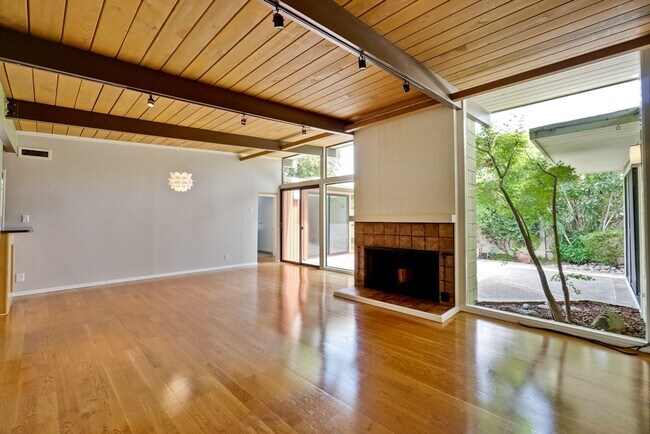 Building Photo - Beautifully Updated 4 Bed, 3 Bath Eichler ...