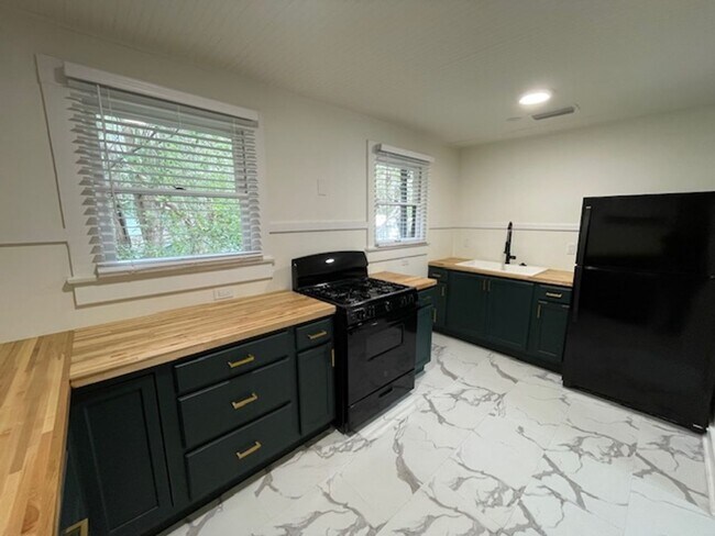 Building Photo - Recently Renovated 2 Bedroom Apartment in Duckpond
