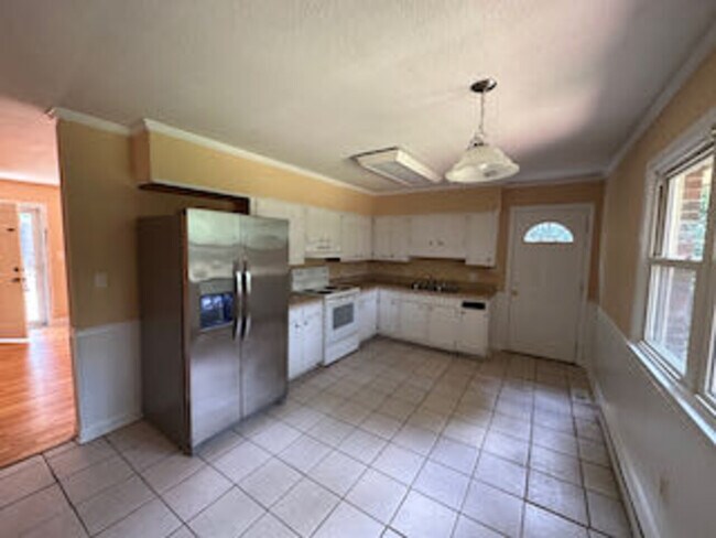 Building Photo - 212 Fairway Drive