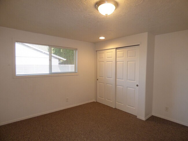 Building Photo - 4811-4813 Cougar Ct SE Salem, OR 97317