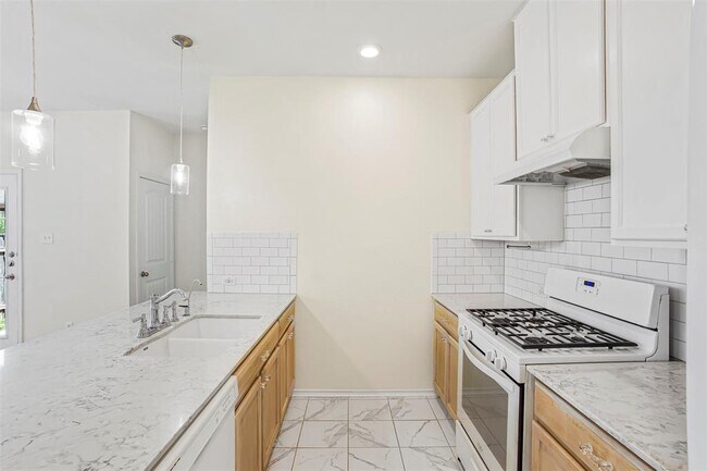 Building Photo - 128 Holstein St