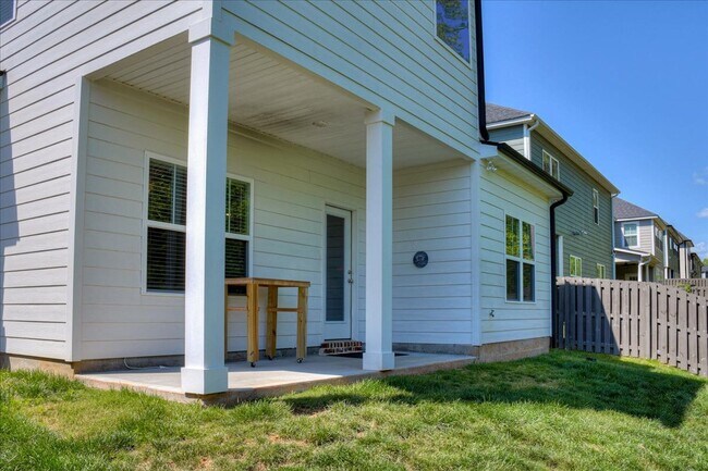 Building Photo - 323 Colonnades Dr