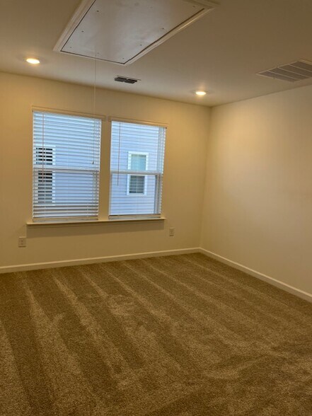 Upstairs Loft - 3632 Pamlico St