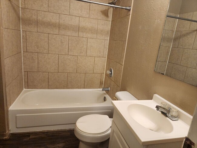 Building Photo - E 9th Duplex 1