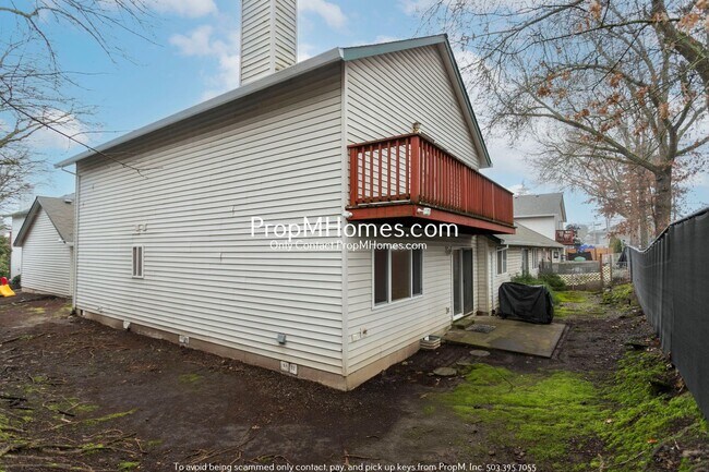 Building Photo - Three Bedroom Gem in Jennings Lodge - Garage Included!