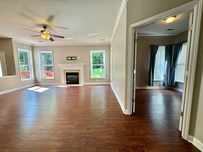 Building Photo - 3 Bed, 2 Offices, 2.5 Bath w/ 2 Car Garage in McKays Mill