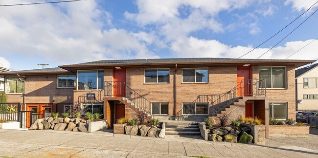 Building Photo - Seattle 3 Bedroom Apartment for Rent | Newly Remodeled Home with In-Unit Washer/Dryer, Private En...