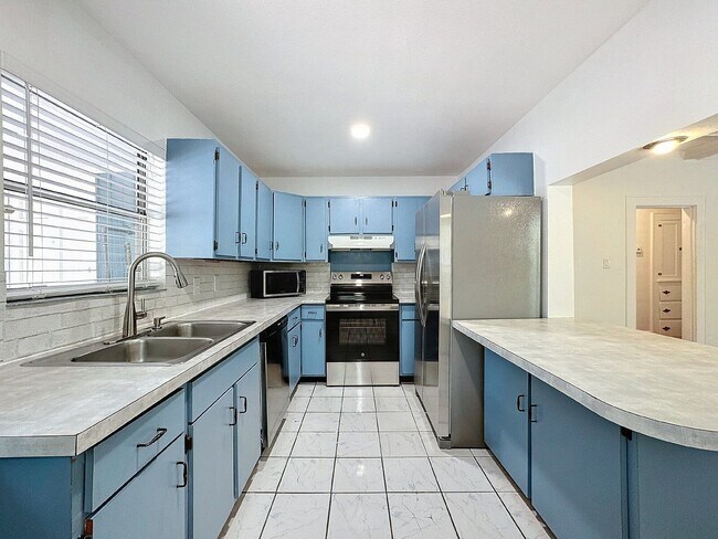 Building Photo - 226 9th Ave N