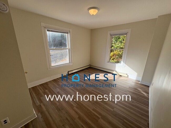 Building Photo - 7 Drummond St