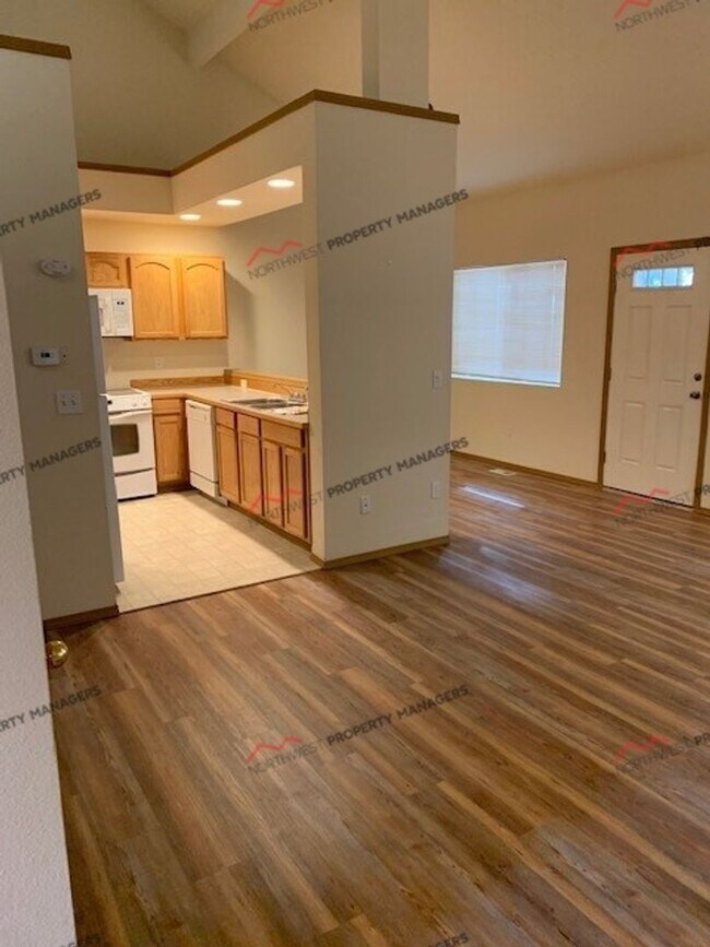 Building Photo - r95