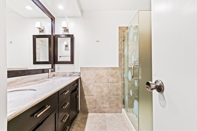 Building Photo - Alameda Waterfront Living: 2 Bed Condo wit...