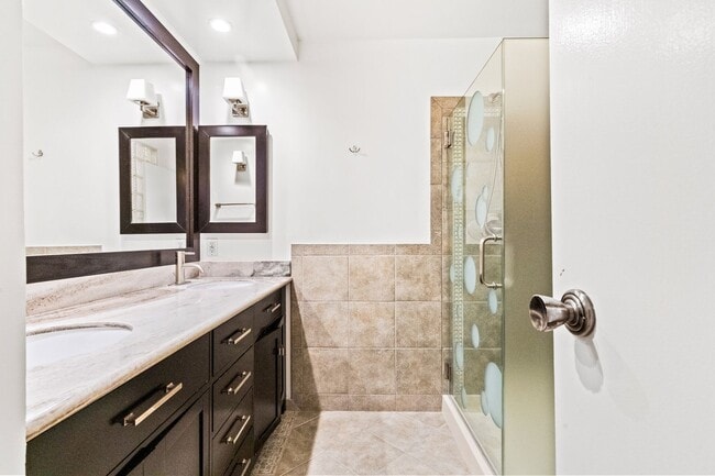 Building Photo - Beautiful 2 Bedroom Corner Unit on the Bea...