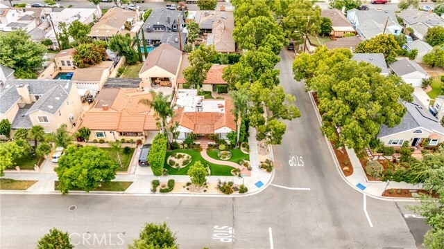 Building Photo - 546 S Beachwood Dr