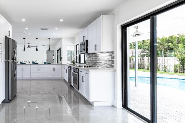 Building Photo - 1001 NW 6th Dr