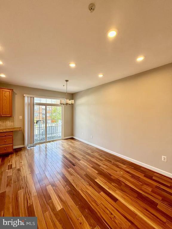 Building Photo - 612 Garden View Square