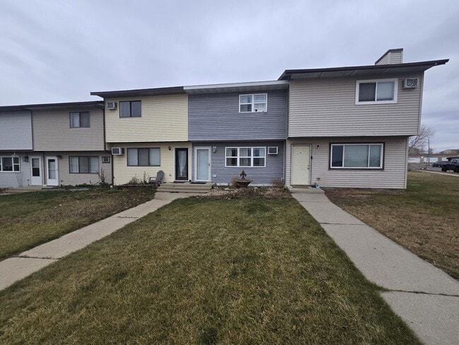 Building Photo - Townhome available NOW!