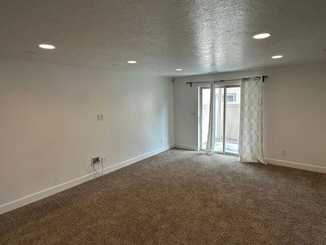 Building Photo - Luxurious Spacious layout in convenient Sa...