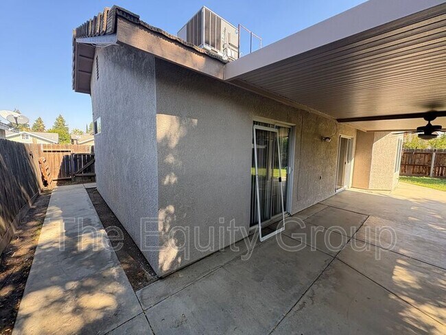 Building Photo - 451 W Marilyn St