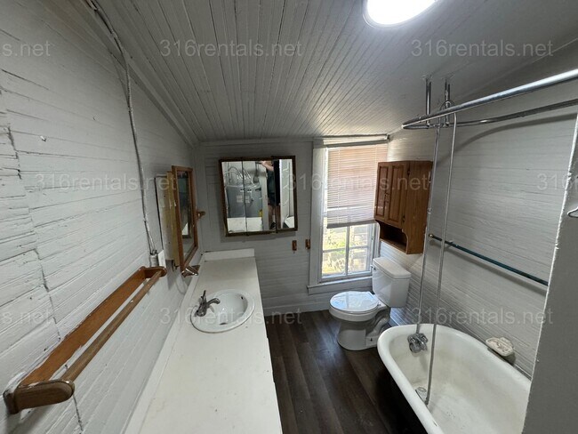 Building Photo - $1100 - 3 bed 1 bath - Single Family Home