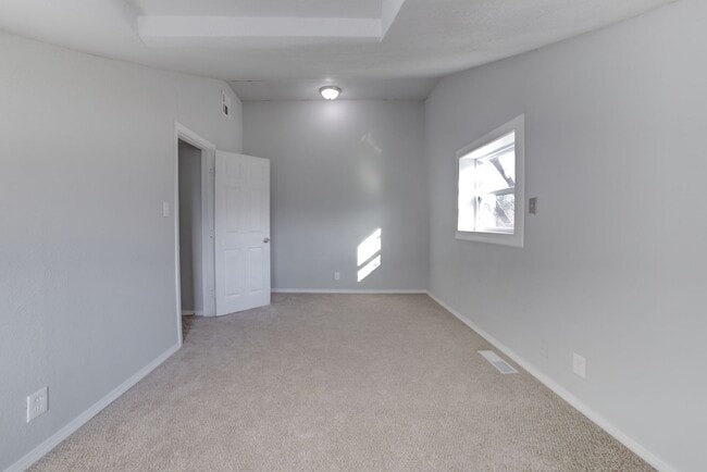 Building Photo - Stunning 4 Bed 3 Bath Home on Quiet Street!