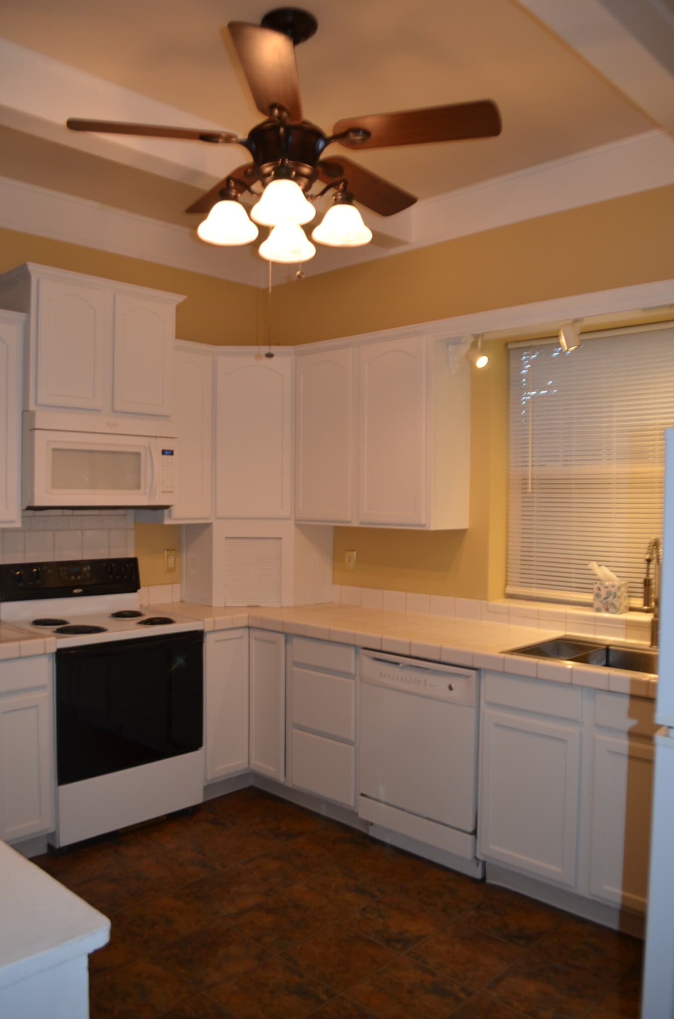 Kitchen with dishwasher - 1019 W 6th Ave