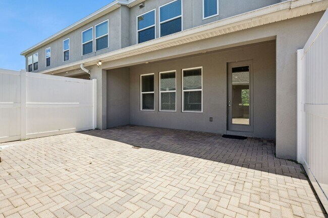 Building Photo - 3/2.5/2 Townhome in SummerLake